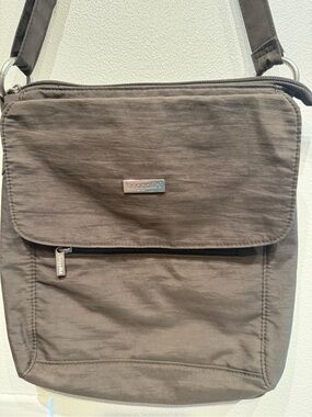 Baggallini Messenger Bag in Taupe